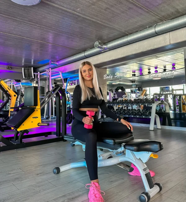 silka_body space concept Kobieta trenująca w kobiecej siłowni Body Space Concept Katowice z różowym hantlem